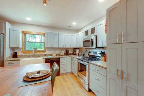 Kitchen | Keurig Coffee Maker | Dishwasher | Refrigerator | Toaster | Blender