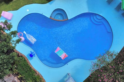WOW! Just check out that pool!