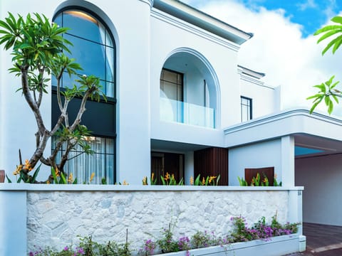 Juwana Villa a Luxurious Modern Mediteranian Inspired