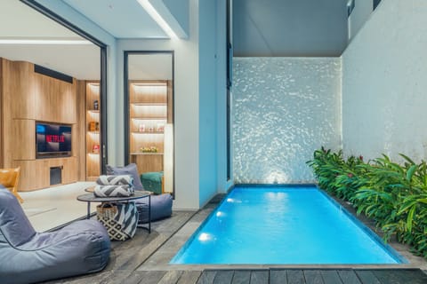 [PRIVATE POOL]  Seamless indoor-outdoor living