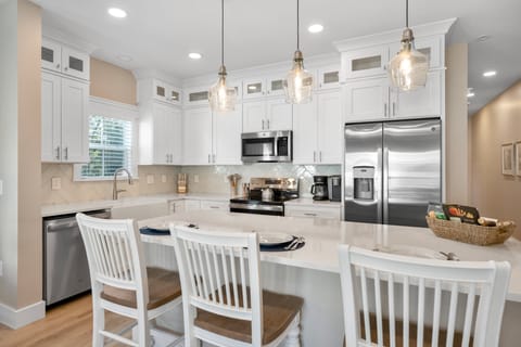 Additional 3 bar stools at the kitchen island