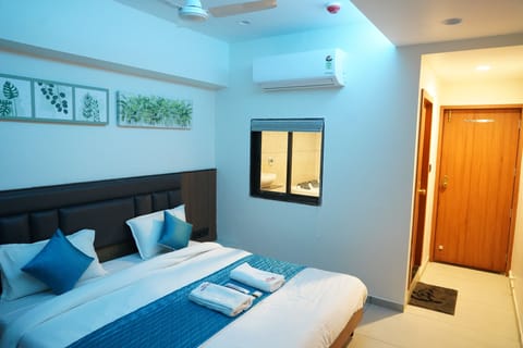 Luxury Room | Desk, laptop workspace, free WiFi, bed sheets