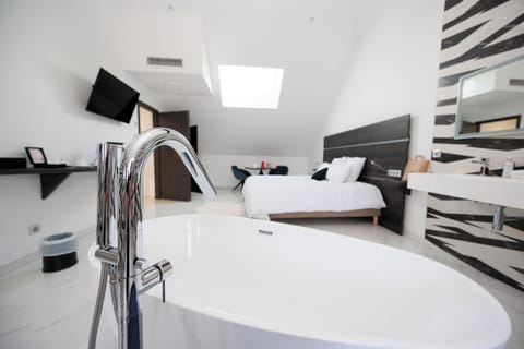 Luxury Double Room, 1 King Bed, Pets Allowed | Premium bedding, minibar, in-room safe, blackout drapes