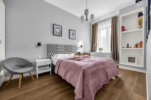 Cozy Two Bedroom Apartment in the Heart of Warsaw Old Town | Book Now with RENTUJEMY