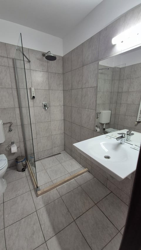 Double Room, Balcony, City View | Bathroom | Shower, towels, soap, shampoo