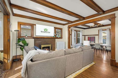 Spacious living room with plenty of room for families and groups