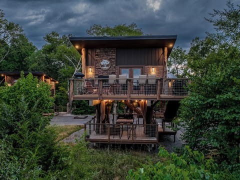 TREE-T-MENT CENTER LUXURY TREEHOUSE - SLEEPS UP TO 4 - SANCTUARY TREEHOUSE RESORT IN THE SMOKY MOUNTAINS