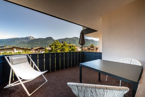 Balcony with seating