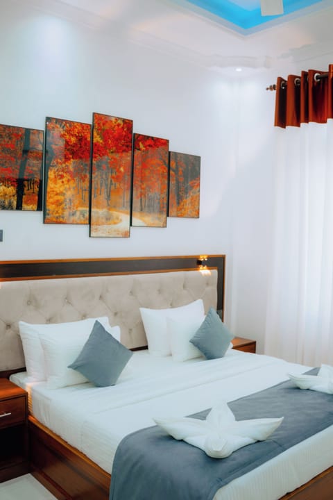 Deluxe Double Room, Balcony, City View | Minibar, in-room safe, desk, laptop workspace
