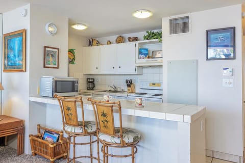 Cheerful kitchen with tropical flair