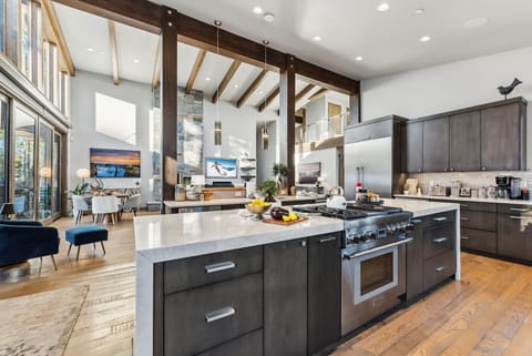 Entertainer's Galley — a spacious bar-top connects kitchen, dining, and great room, creating the perfect setting for shared meals and conversation. 🍽✨