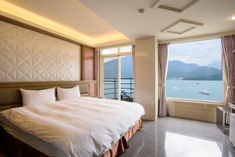 Double Room, Lake View (Do not accept Taiwan Traveler Card) | Blackout drapes, free WiFi