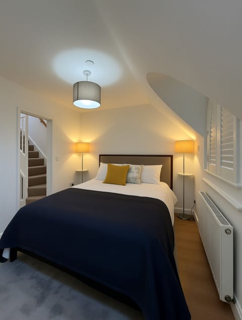 Sleep in our primary bedroom, with a King size bed and a premium bedding.