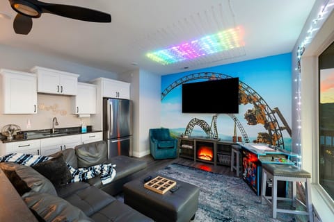 Kick back under the color-changing lights, play some arcade games, and soak in those lake views!