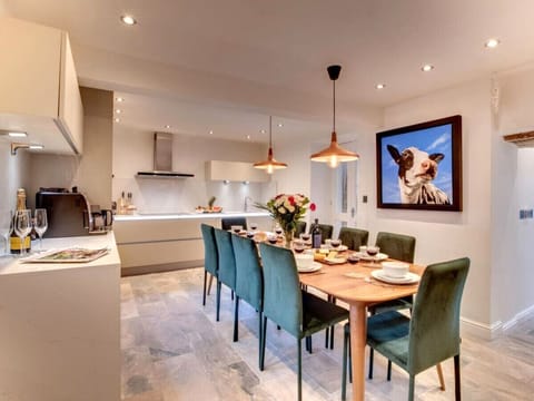 Comfort House, Multiple Beds, Pets Allowed, Garden View | Private kitchen | Electric kettle, dining tables