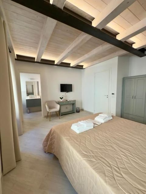 Deluxe Room, 1 Bedroom | Free WiFi, bed sheets