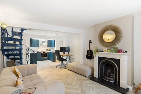 1774525628855497 498220 IMG