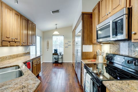 Kitchen | Keurig/Drip Coffee Maker | Blender | Toaster | Cooking Basics