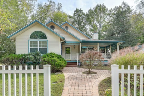 Ocean View Vacation Rental | 3BR | 2BA | 1,620 Sq Ft | 6 Steps to Enter