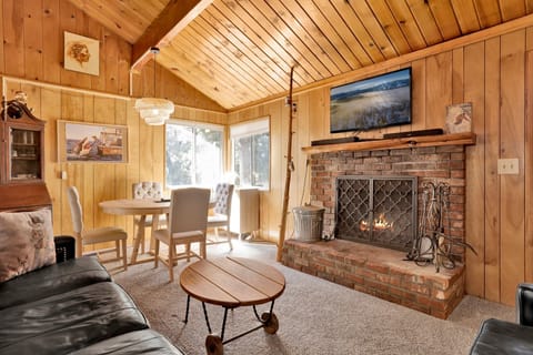 House, Multiple Beds, Pool Access, Mountain View (2526) | Living area