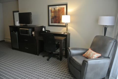 Premium bedding, desk, iron/ironing board, free cribs/infant beds