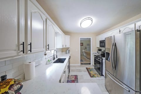 House, Multiple Beds, Kitchen, Garden View (Kennesaw Komfort) | Private kitchen
