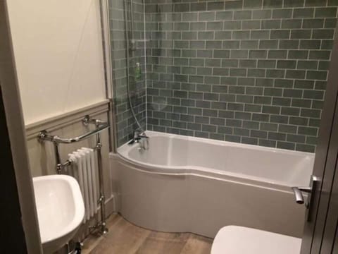 Combined shower/tub, free toiletries, hair dryer, towels