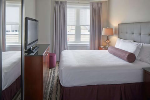 Petite Standard Room - bed