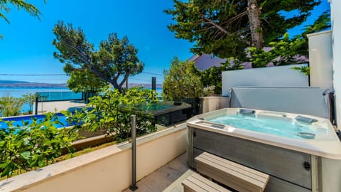 Outdoor spa tub