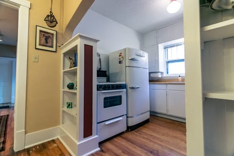 Comfort Bungalow, 2 Bedrooms, Garden Area | Private kitchen | Toaster, blender, cookware/dishes/utensils, freezer