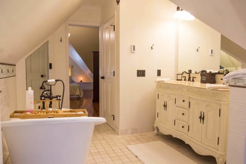 Luxury Suite, Private Bathroom | Bathroom sink