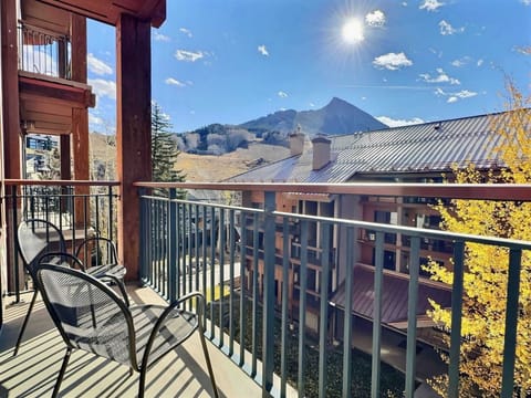 【Balcony】Coffee with a direct line to Crested Butte Mountain — your morning before first chair