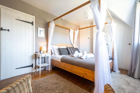 Fairstead Cottage, Holt: Luxurious king-size four poster bed