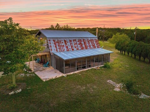 Set across a sprawling 10-acre parcel, this 3-bed ranch provides generous garden zones and
quiet corners where you can take in wide Texas skies and the calm of the surrounding countryside.
