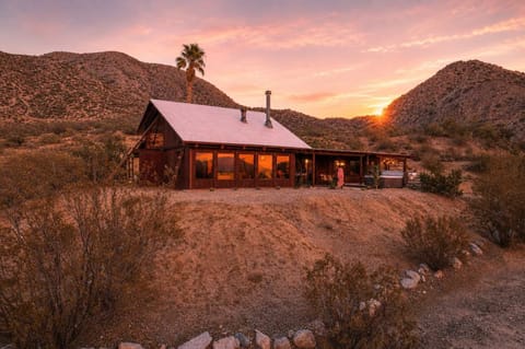 Welcome to Starfire Lodge, your peaceful, eclectic desert escape halfway between Joshua Tree and Palm Springs!