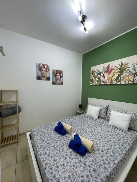 Deluxe Apartment | Blackout drapes, free WiFi