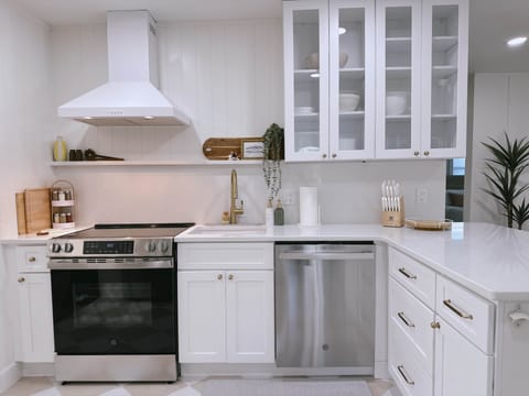 Fully Equipped Kitchen with new high end appliances