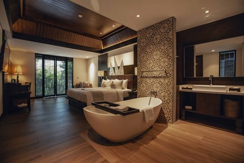 Junior Suite | Minibar, in-room safe, desk, iron/ironing board