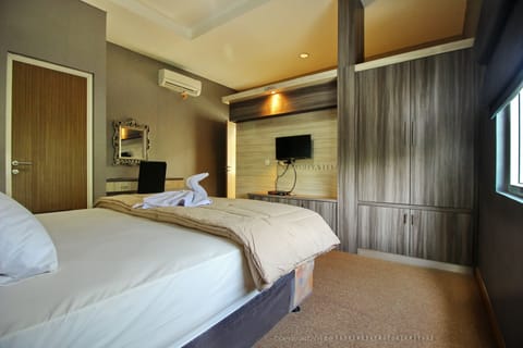 Family Room, 1 Double Bed, Non Smoking | Premium bedding, desk, free WiFi