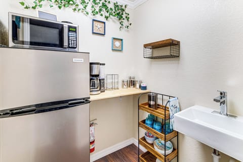 Kitchenette | Microwave | Dishware/Flatware | Refrigerator