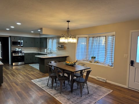 A full open kitchen with all of the assessories to enjoy meals together.