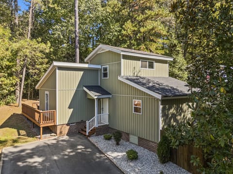 Contemporary Cottage Style | Fresh Exterior & Inviting Entry Deck