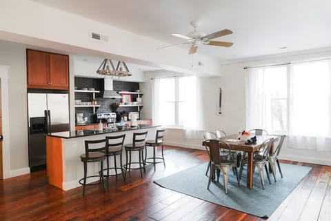 Fully Stocked Kitchen w Bar & Dining Space