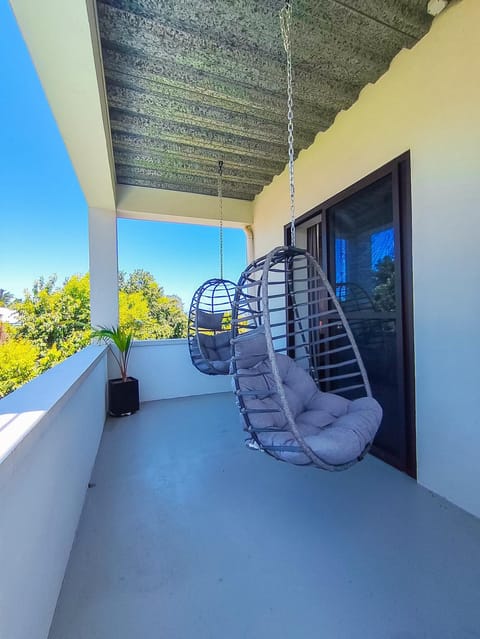 Emerald Blue Villa - Modern 2BR w/ Rooftop & Pool (5557)