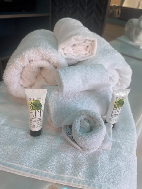 Suite, 1 King Bed, Non Smoking, Jetted Tub | 1 bedroom, bed sheets