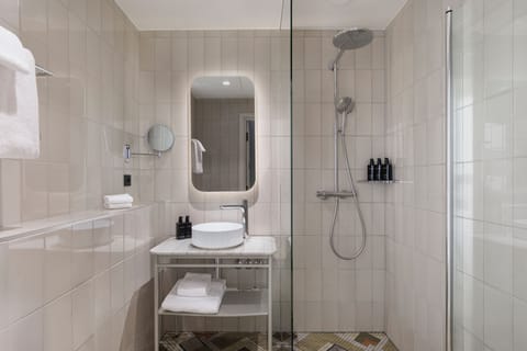 Room, 1 Queen Bed (Solo Supreme Queen) | Bathroom | Shower, hair dryer, bidet, towels