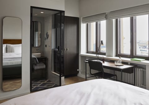 Premium bedding, in-room safe, desk, blackout drapes