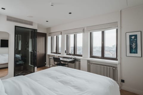 Room, 1 Queen Bed (Solo Up, with view) | Premium bedding, in-room safe, desk, blackout drapes