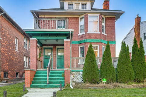 Detroit Vacation Rental | 2BR | 1BA | Stairs to Enter | 1,117 Sq Ft