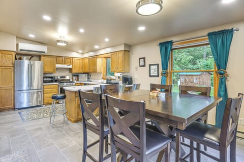 Dining Area | Dining Table